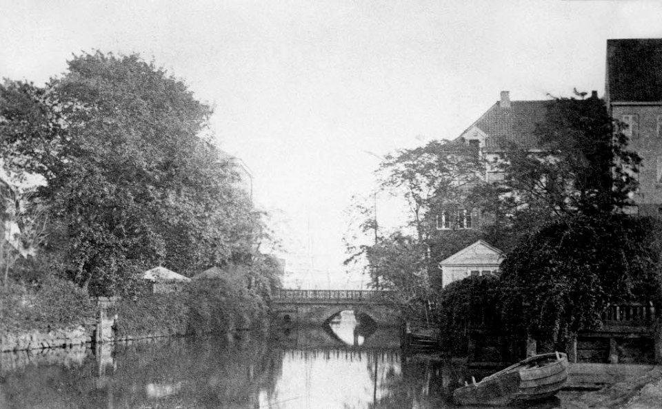 Blick auf die 1784 errichtete steinerne Holstenbrücke vom Kleinen Kiel aus (Kiel 44.626)
