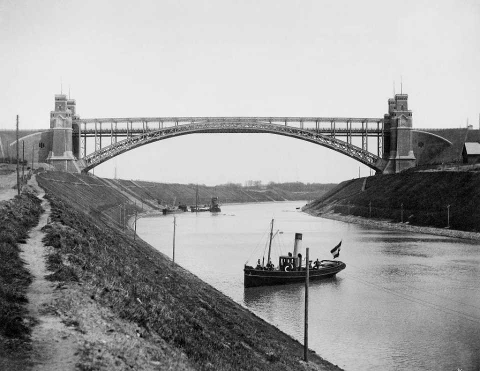 Blick auf die Levensauer Hochbrücke des Nord-Ostsee-Kanals (Kiel 45.104)