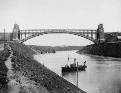 Blick auf die Levensauer Hochbrücke des Nord-Ostsee-Kanals (Kiel 45.104)