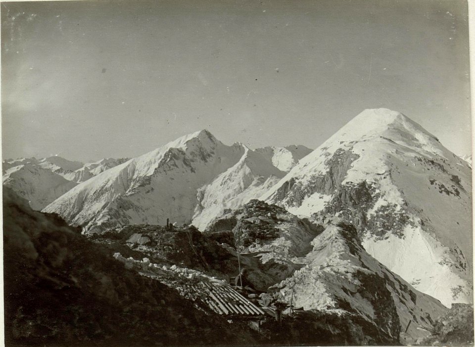 Blick auf den hohen Trieb (mit Cretta Rossa) und Findeniggkofl, im Vordergrunde die Unterjunft des Arrillerie Beobachters. (BildID 15464214)