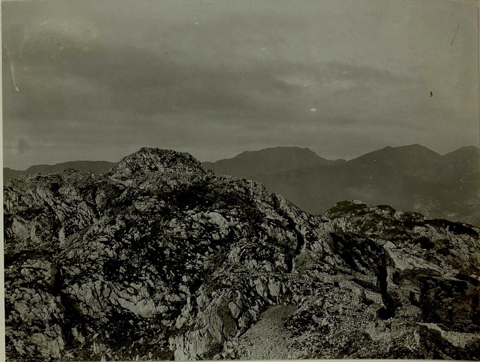 Blick auf die eigenen Stellungen im Mittelabschnitt, Kote 1820 etwas nach rückwärts rechter Flügel, im Hintergr.Kellerwand und Cellonkofl. (BildID 15481247)