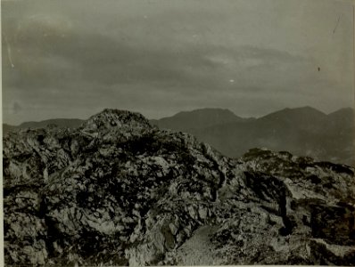 Blick auf die eigenen Stellungen im Mittelabschnitt, Kote 1820 etwas nach rückwärts rechter Flügel, im Hintergr.Kellerwand und Cellonkofl. (BildID 15481247)