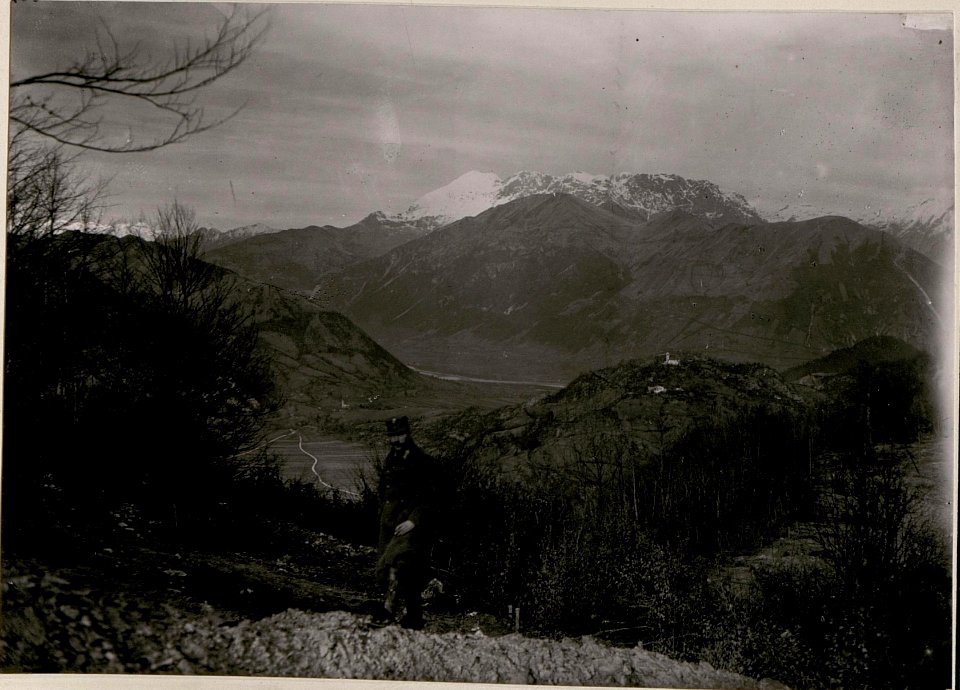 Blick auf den Krn und Sveta Maria. Im Vordergrunde Hauptmann Köhler vom Bataillon 4-24. (BildID 15736674)