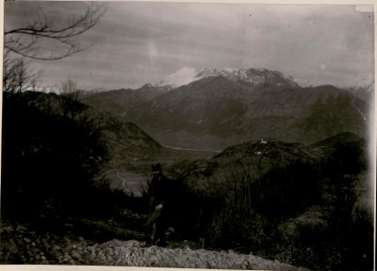 Blick auf den Krn und Sveta Maria. Im Vordergrunde Hauptmann Köhler vom Bataillon 4-24. (BildID 15736674)