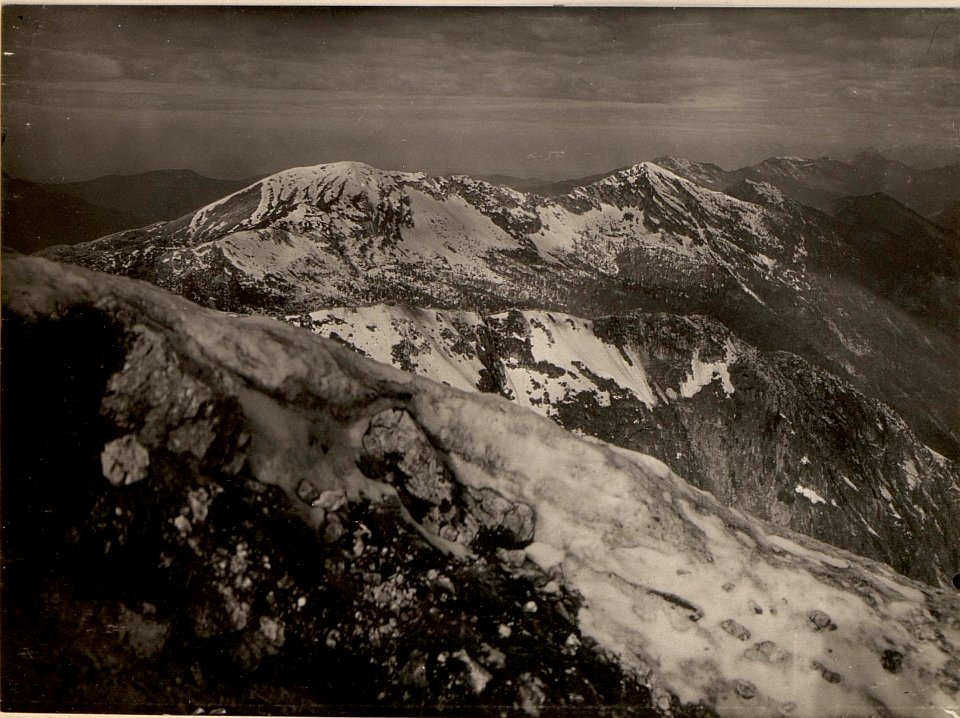 Blick auf die eigenen und feindlichen Stellungen am Vrsic.Standpunkt ca.30 m unterhalb des Lipnikgipfels.Aufgenommen am 15.5.1916. (BildID 15475258)