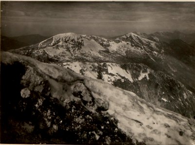 Blick auf die eigenen und feindlichen Stellungen am Vrsic.Standpunkt ca.30 m unterhalb des Lipnikgipfels.Aufgenommen am 15.5.1916. (BildID 15475258)