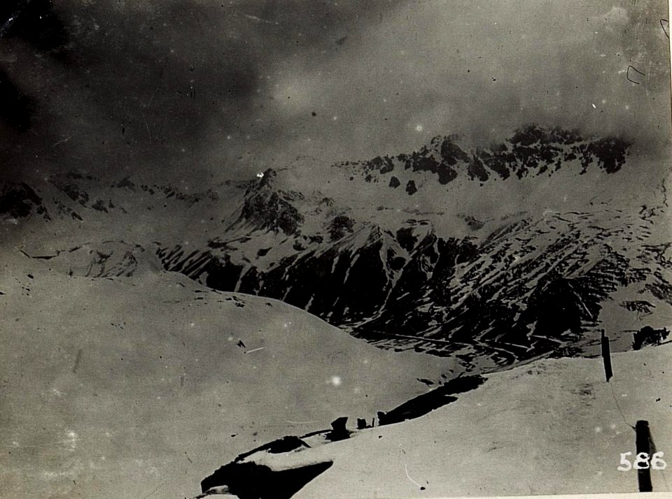 Blick auf die Schützengräben am Stilfser Joch gegen die italienische Stellung auf Forcola und Punta di Rims. (BildID 15580764)