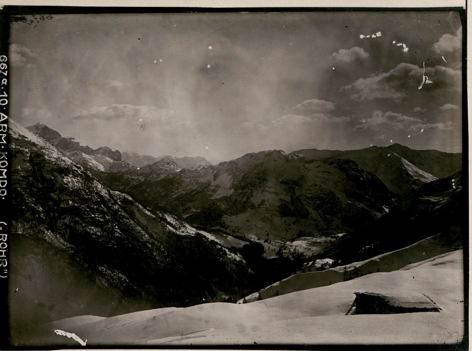 Blick auf die Bergumwallung des Plöckenpasses. (BildID 15736555)
