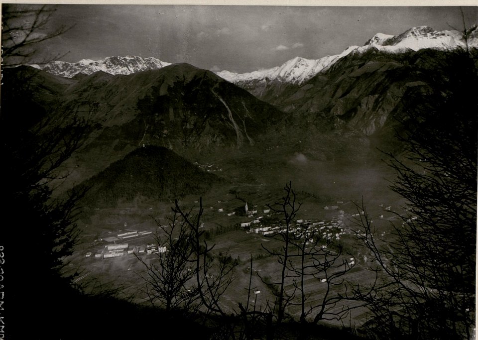 Blick auf Tolmein und seinen nördlichen Hintergrund. Standpunkt, Beobachterposten der schweren Artillerie auf Kote 509. (BildID 15736639)