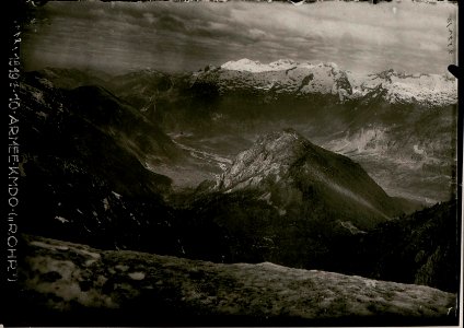 Blick auf die eigenen und feindlichen Stellungen am Vrsic. Standpunkt ca. 30 m unterhalb des Lipnikgipfels. (BildID 15736947)