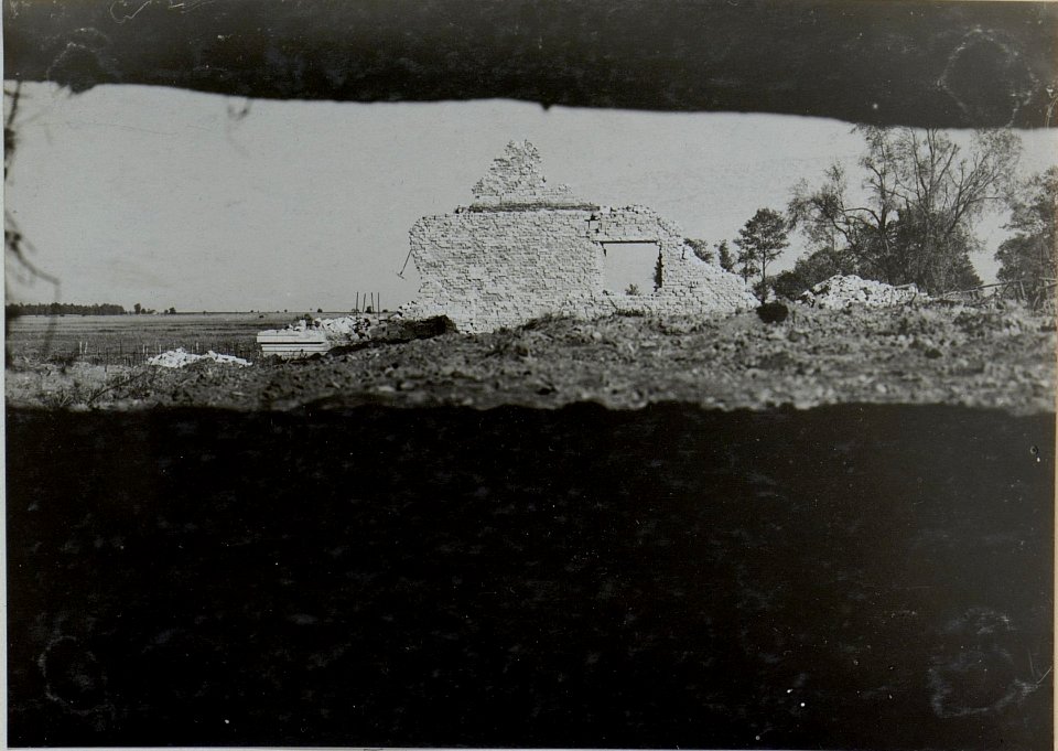 Blick auf ein zerstörtes Haus in der Ortschaft Berlyn (BildID 15445963)