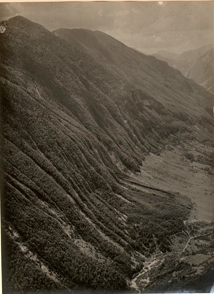 Blick auf die Kote 806 und FLITSCHERBECKEN. Standpunkt, Aus der Vorfeldstellung der 10. Kompagnie des k.k. Ldst.Inf.Rgts.Nro.26 am JAVORCEK. Aufgenommen am 30. Juni 1916. (BildID 15476980)