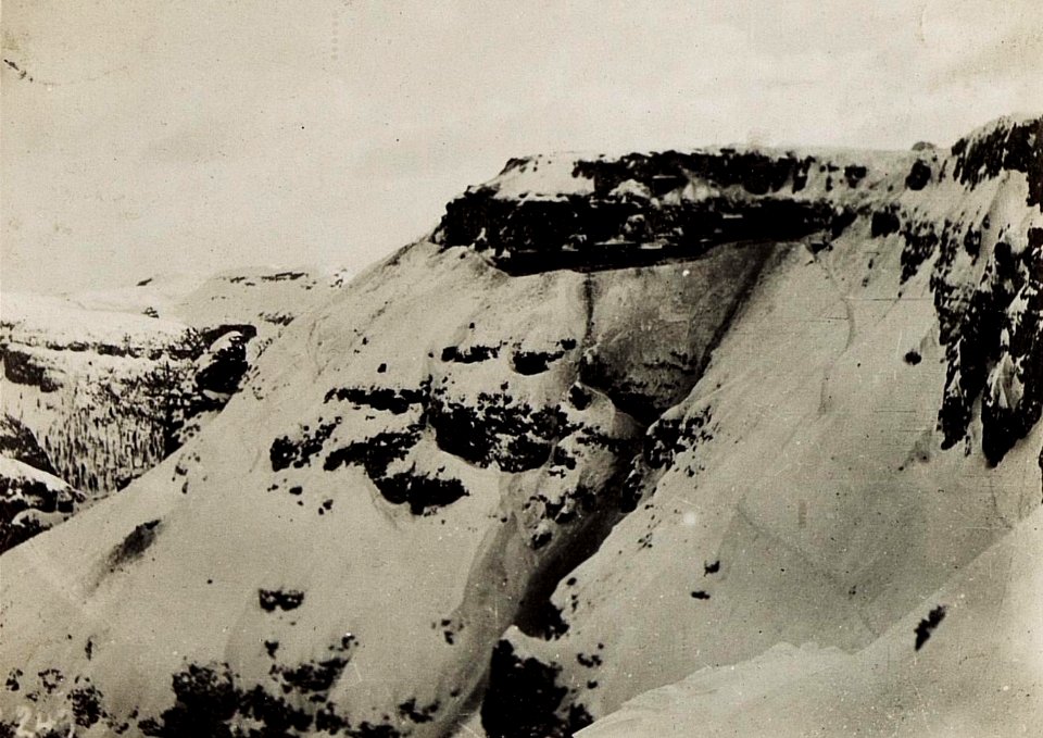 Blick auf die Unterkünfte am linken Flügel der Piano - Stellung. (BildID 15582884)