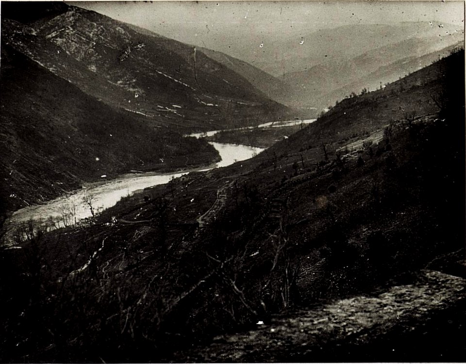 Blick auf die Serpentinen südlich Kraljevo mit marschierenden Kolonnen. (BildID 15576264)