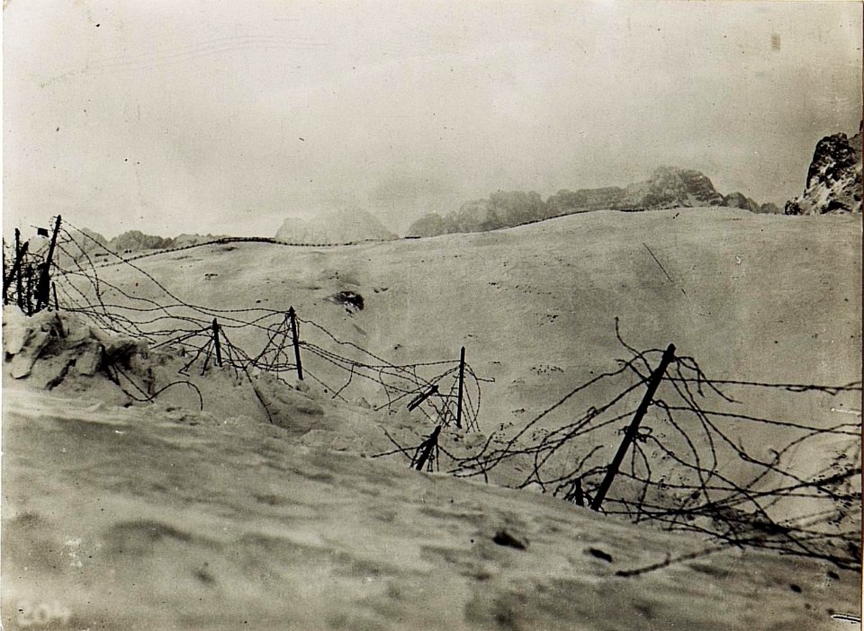 Blick aus der eigenen Stellung Monte Piano gegen die feindliche Stellung. (BildID 15582856)