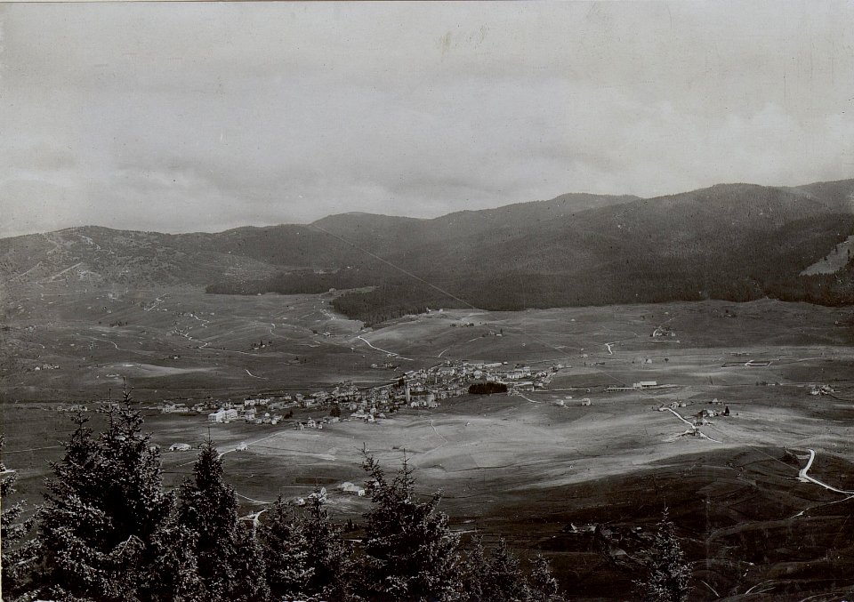 Blick aus der Gegend des Monte Rasta (nach Süden) auf das Plateau von Asiago, u. zw. auf die Ortschaften (von links) Zocchi, Pennar, Asiago, Malga Kaberlaba und Berga. Im Hintergrund die Höhen (von li (BildID 15652915)