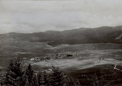 Blick aus der Gegend des Monte Rasta (nach Süden) auf das Plateau von Asiago, u. zw. auf die Ortschaften (von links) Zocchi, Pennar, Asiago, Malga Kaberlaba und Berga. Im Hintergrund die Höhen (von li (BildID 15652915)