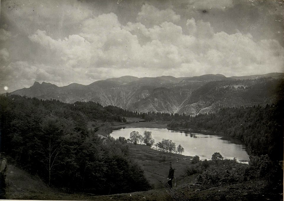 Blick auf die Tonezzaspitzen, Monte Melignone, Campomolon und Toraro von Lafraun aus. Aufgenommen am 28. Mai 1916. (BildID 15534315)