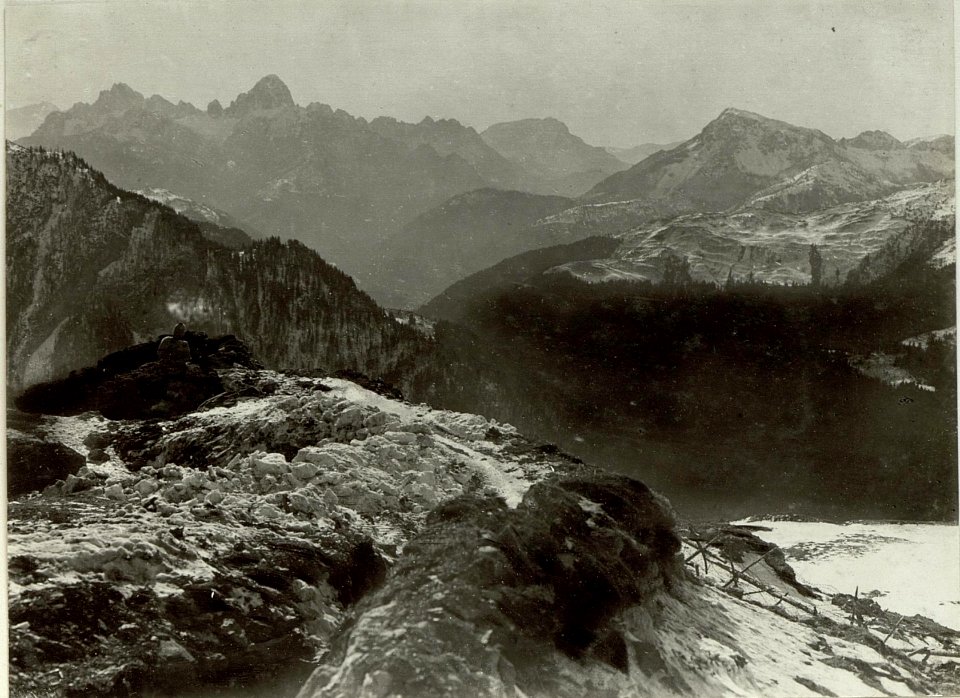 Blick auf die Umgebung von Paularo.Im Vordergrunde ein Posten der Maschinengewehrabteilung (BildID 15464235)