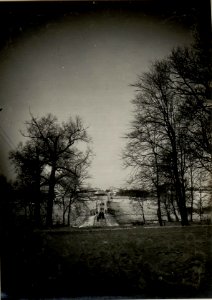 Blick auf Ostrozec, Sumpfweg, welcher das H.H. mit dem Ort verbindet. Aufgenommen am 28. November 1915. (BildID 15540776)