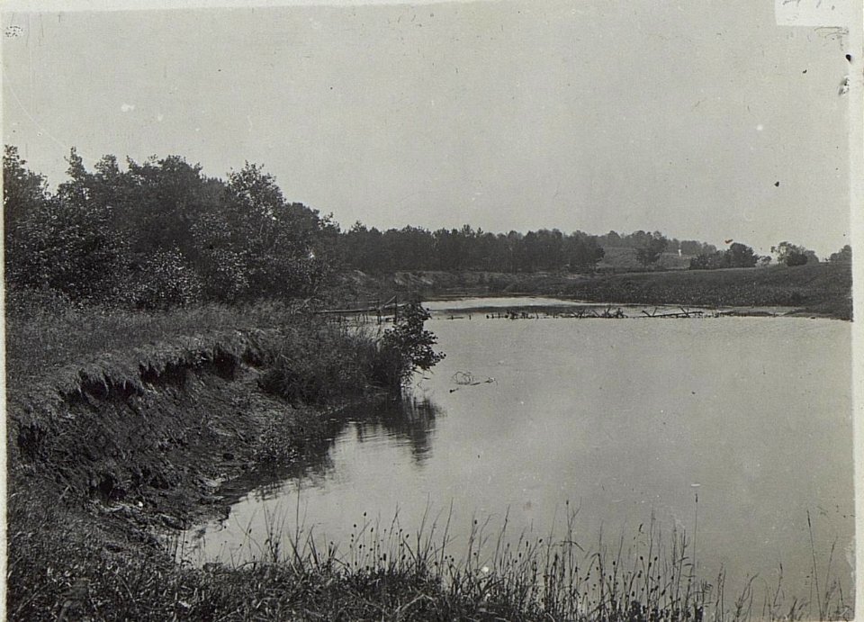 Blick geg.die russ.Stellung an der Nida Kote 210 bei Zabreniec im Wasser Drahthindernisse (BildID 15725845)