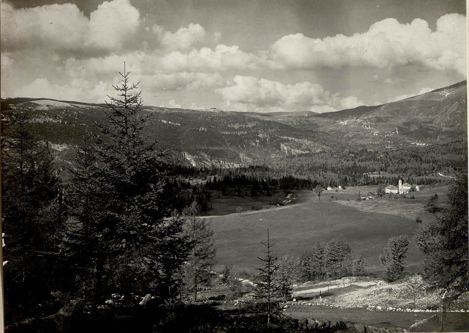 Blick auf Lafraun - Capella - Cornetto vom Magresattel. Aufgenommen im Mai 1916. (BildID 15533993)