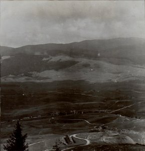 Blick aus der Gegend des Monte Rasta (nach Süden) auf das Plateau von Asiago und in das Val d'Assa. Im Mittelgrund die Ortschaft Canove, dahinter die Höhen Monte Faraore, Monte Lemerle, Monte Magnabo (BildID 15652925)