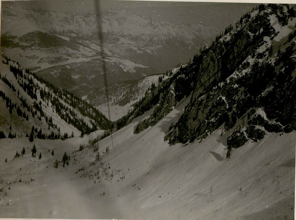 Blick aus der Seilbahn in's Gaverdinatal und auf Malga Campei. (13-III.1918.) (BildID 15514754)