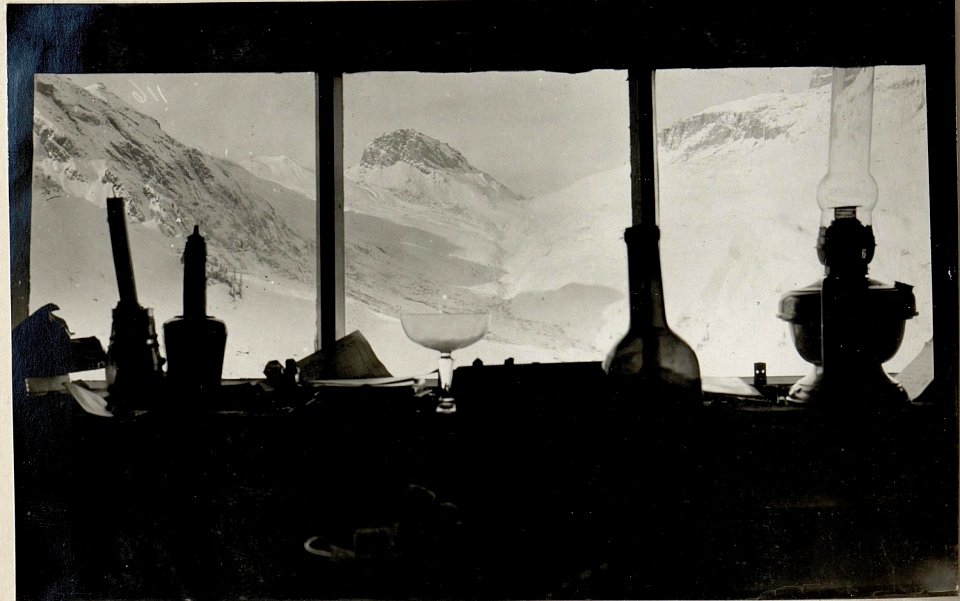 Blick aus einem Unterstand im Hintergrund Padei Joch von Porta Doss (BildID 15628557)