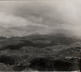 Blick aus der Gegend des Monte Rasta (nach Süden) auf das Plateau von Asiago und in das Val d'Assa auf die Ortschaft Roana und die Höhen (von links) Monte del Busibollo, Monte Panocchio, Monte Belmon (BildID 15652944)