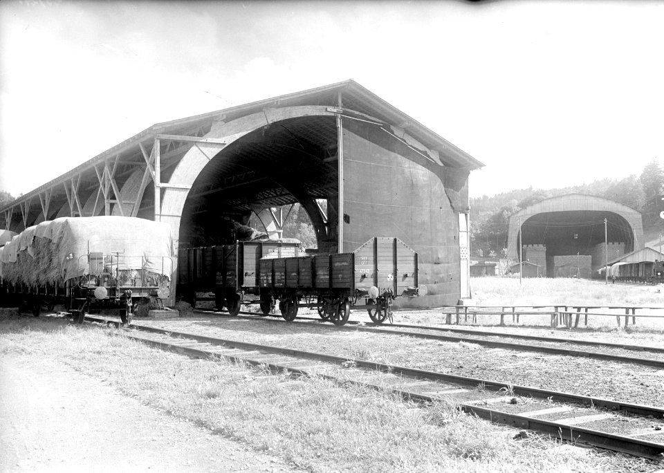 Blick in zwei grosse Hallen der Endetappe Luzern - CH-BAR - 3240670