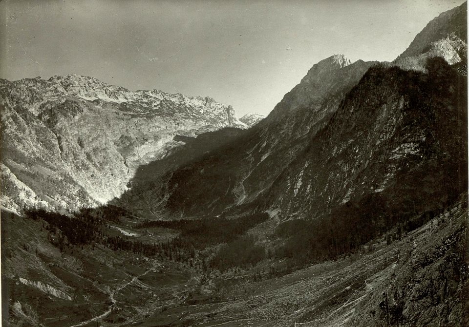 Blick in den Hintergrund des Lepenjatales bei Soca. Rechts die neuangelegte Serpentine zum Hilfsplatz vom LIR. Nr..2. (BildID 15463618)