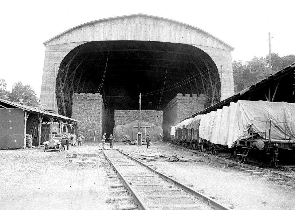 Blick in eine Halle, die mit Stroh gefüllt ist - CH-BAR - 3240673