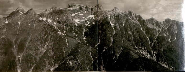 Blick vom Art-Beobachter am Kl.Schlichtl auf itl.Kanzel, Raccolanatal, Saletto, Mt.Cimone, Col de Medeon, Gregnedul, Weissenbachspitz, Hochstell unten Fischkopf. (11-7.1917.) (BildID 15800590)
