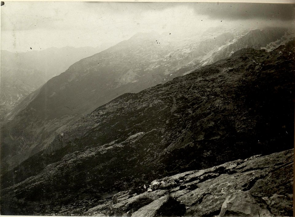 Blick vom Artillerie Beobachter mittleren ROMBON auf das Karstplateau. Aufgenommen am 23. Juli 1916. (BildID 15478332)