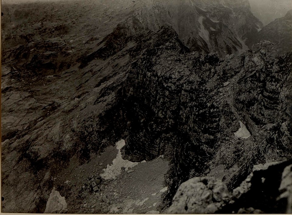 Blick vom Artillerie Beobachter mittleren ROMBON auf das Karstplateau. Aufgenommen am 23. Juli 1916. (BildID 15478360)