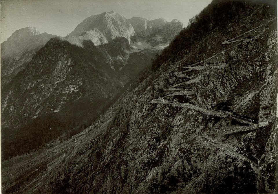 Blick in den Hintergrund des Lepenjatales bei Soca. Rechts die neuangelegte Serpentine zum Hilfsplatz vom LIR. Nr..2. (BildID 15463625)