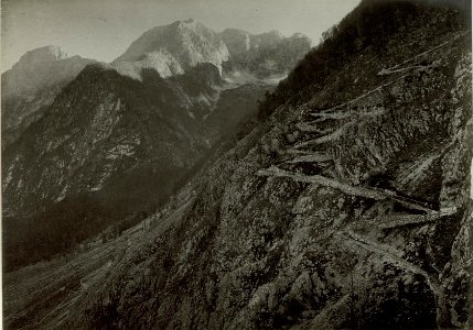 Blick in den Hintergrund des Lepenjatales bei Soca. Rechts die neuangelegte Serpentine zum Hilfsplatz vom LIR. Nr..2. (BildID 15463625)