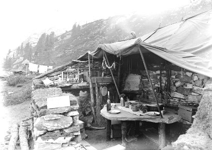 Blick ins Innere des Offizierszeltes mit einem Ofen - CH-BAR - 3239838