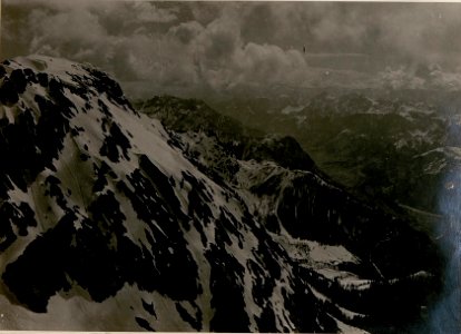 Blick vom Art.-Beobachter. Feldwache Nr, 8 am Trögl-Felsspitz gegen Malurch, Pontafel-Pontebba. (10-5.1917.) (BildID 15800296)