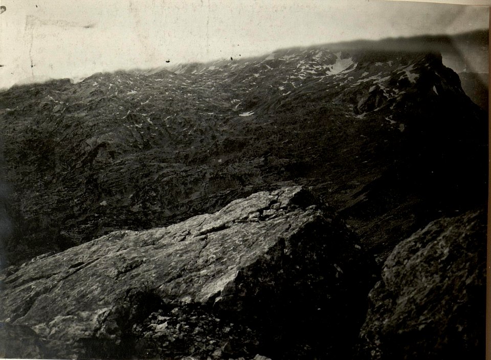 Blick vom Artillerie Beobachter mittleren ROMBON auf das Karstplateau. Aufgenommen am 23. Juli 1916. (BildID 15478339)