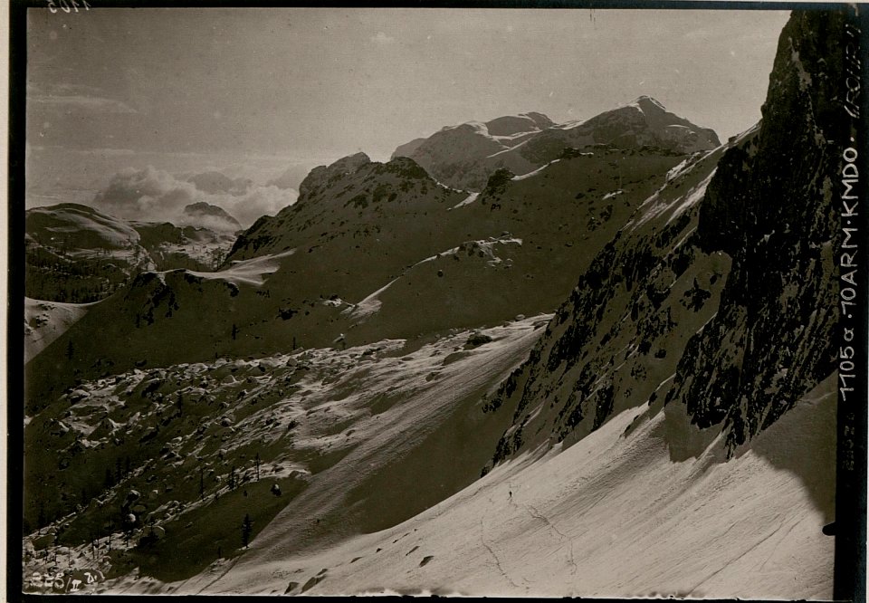 Blick vom Groß-Sattel (Kote 1947 zwischen dem Trogkofel und dem Zweikofel) nach Osten, Südosten auf das Gebiet der Rudnikalm. (BildID 15736765)