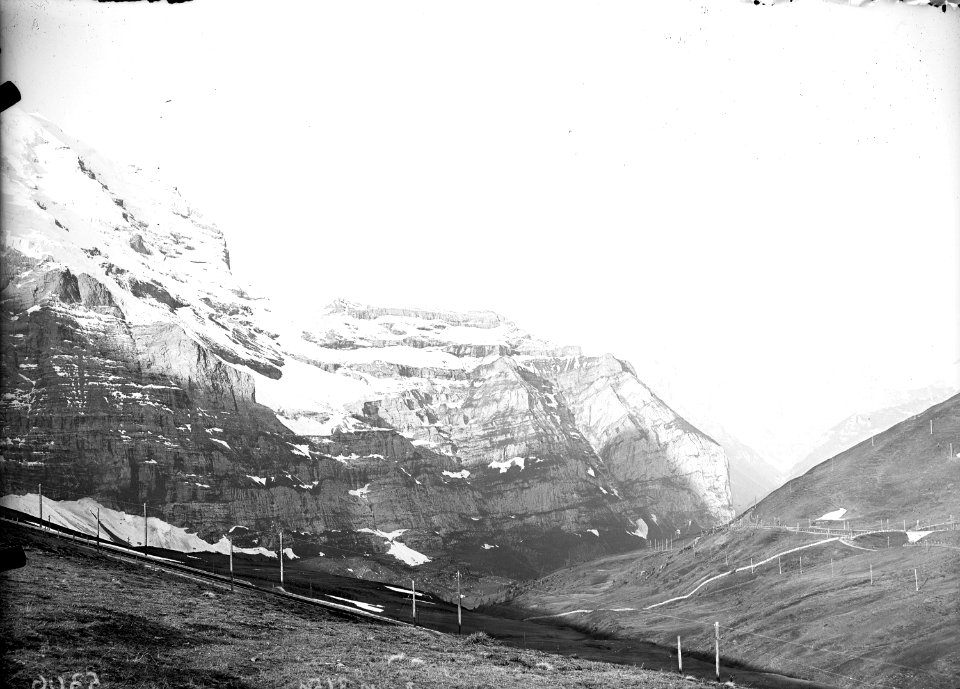 Blick ins Lauterbrunnental mit der Bahn im Vordergrund - CH-BAR - 3241319