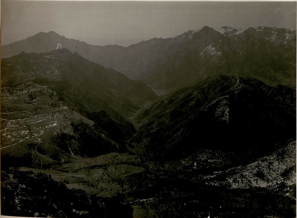 Blick vom Art.-Beobachter auf den Tonezzaspitzen gegen den Cimone und das Riofreddotal. (26-II.1918.) (BildID 15513050)