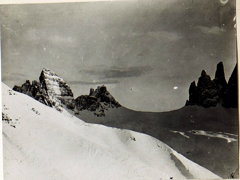 Blick vom Dreizinnenplateau auf feindliche Stellungen auf Dreizinnen und Hochbrunner Schneide, Blick weiter nach rechts. (BildID 15577776)