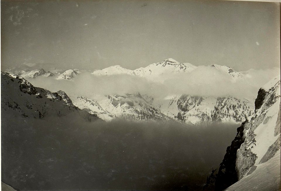 Blick vom Großsattel (Kote 1947 zwischen Trogkofl und Zweikofl). Nach Westen auf den Kessel der Rattendorferalm. (BildID 15467836)