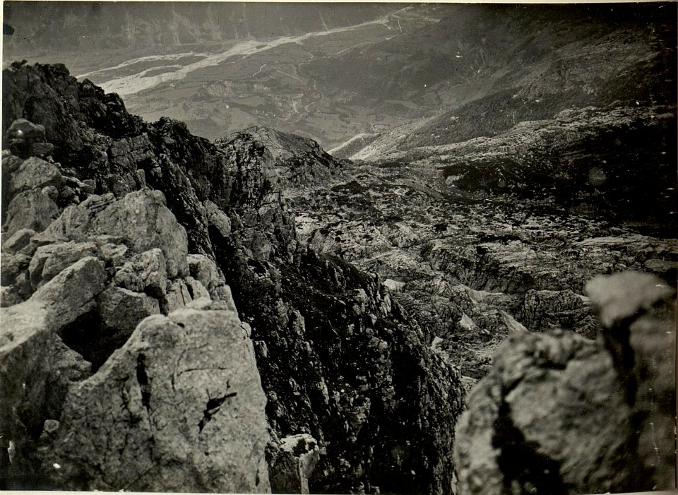 Blick vom Artillerie Beobachter mittleren ROMBON auf das Karstplateau. Aufgenommen am 23. Juli 1916. (BildID 15478346)
