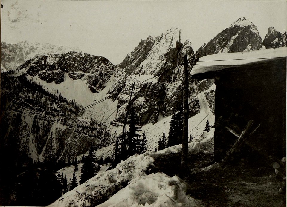 Blick vom Artillerie Beobachterstand Gruppe V, Prassniksattel nach Süden, Südosten und Osten. Standpunkt, Artillerie Beobachter Gruppe V. (BildID 15466300)