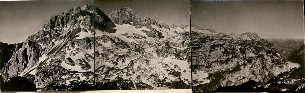 Blick vom Kl.Schlichtl (Inftr.Stellung) auf den Kl.u.Gr.Confin, (unterhalb feindliche Stellungen) Vrsic, Lopa, Prestreljenek, Vk.Bavka, Canin, itl.Kanzel.Raccolanatal, Saletto. (9-VII.1917.) (BildID 15800576)