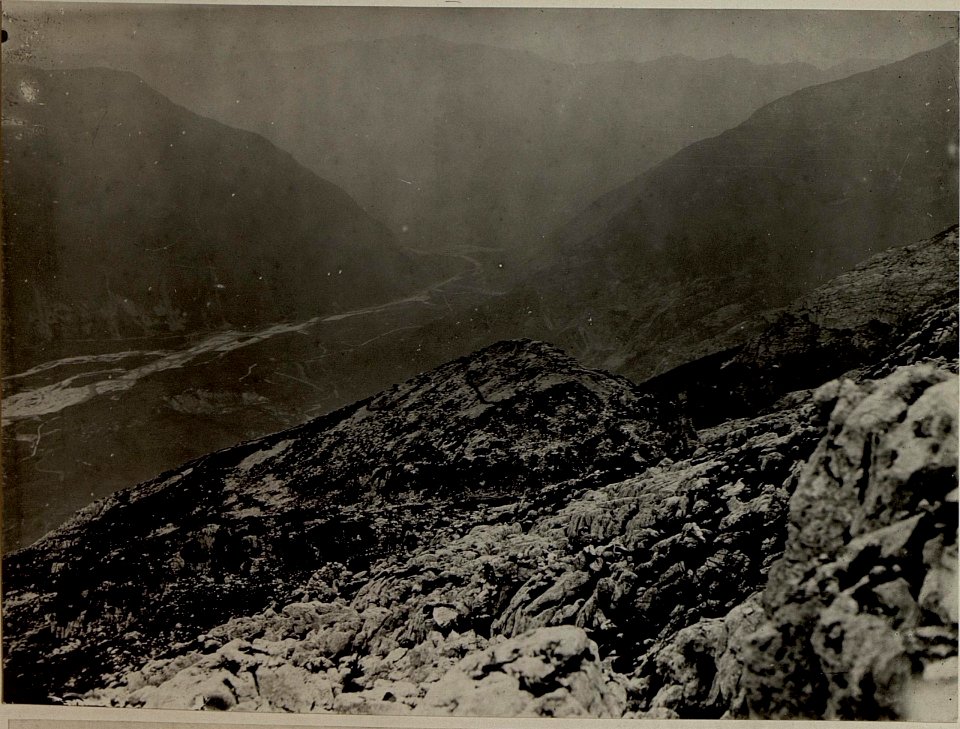 Blick vom kleinen ROMBON auf die feindlicher Stellungen auf CUKLA. Aufgenommen am 24. Juli 1916. (BildID 15478409)